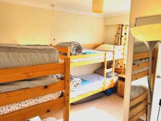 Bright 2BR Apartment with Best Views in Tenby Beach 1 min - 1