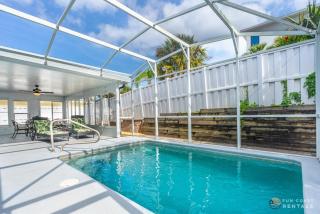 Dog Friendly and STEPS from the Ocean! Big Beach House with Pool, BBQ & Garage - 9