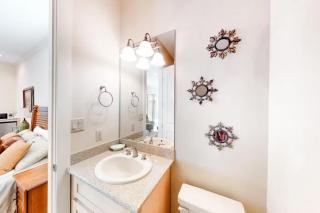 Serenity by the Sea! 4BR Retreat, Sleeps 12, Walk to Beach - Panama City Beach - 8