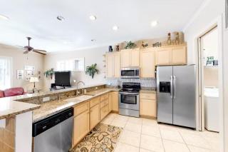 Serenity by the Sea! 4BR Retreat, Sleeps 12, Walk to Beach - Panama City Beach - 5
