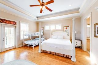 Serenity by the Sea! 4BR Retreat, Sleeps 12, Walk to Beach - Panama City Beach - 4