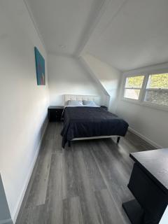 Luxury Master Bedroom with private bathroom walking distance to Sofi Stadium, KIA Forum and Intuit Dome also only train stop away from LAX airport - 1