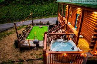 Dolly's Place- 2 bed/2 bath, Sleeps 6, Putting Green! Hot Tub, Arcade, Game Loft, Air Hockey - Boyds Creek - 0
