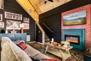 Dolly's Place- 2 bed/2 bath, Sleeps 6, Putting Green! Hot Tub, Arcade, Game Loft, Air Hockey - Boyds Creek - 4