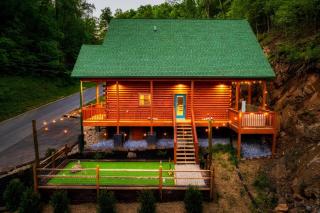 Dolly's Place- 2 bed/2 bath, Sleeps 6, Putting Green! Hot Tub, Arcade, Game Loft, Air Hockey - Boyds Creek - 2
