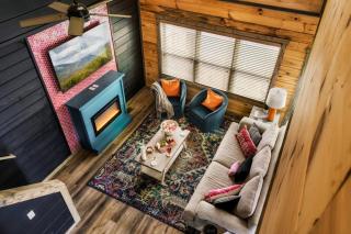 Dolly's Place- 2 bed/2 bath, Sleeps 6, Putting Green! Hot Tub, Arcade, Game Loft, Air Hockey - Boyds Creek - 1