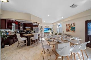Entire Spacious 4-Bedroom 4-Bath House w Garage, Gated Yard, Available Now - San Diego - 7
