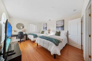Entire Spacious 4-Bedroom 4-Bath House w Garage, Gated Yard, Available Now - San Diego - 4