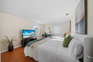 Entire Spacious 4-Bedroom 4-Bath House w Garage, Gated Yard, Available Now - San Diego - 3