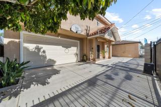 Entire Spacious 4-Bedroom 4-Bath House w Garage, Gated Yard, Available Now - San Diego - 8