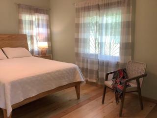 Located In A Quiet Corner Of West End Village Hub Of Roatans Tourism Center, - West End - 6