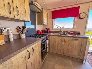 Lovely Caravan With Seaviews, Wi-Fi And Decking Near Pakefield Beach Ref 68040Cr - Lowestoft - 2