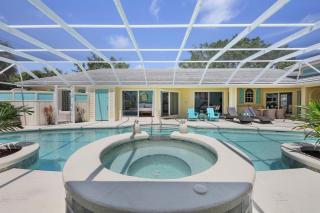 Private home and guesthouse with courtyard, pool and spa - 5