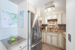Breezy beachfront condo with panoramic beach view - 2