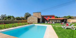 Villa Mit Viel Platz Und Pool In Vila Cova - - 0