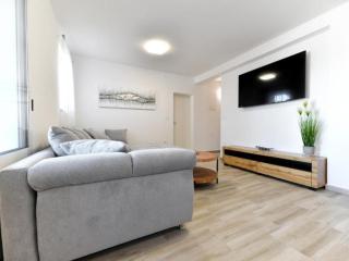 Four Bedroom Villa With Hot Tub - Pašman - 9