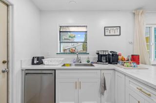 Newly Renovated Entire 4BR house and big backyard - San Diego - 3