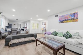 Newly Renovated Entire 4BR house and big backyard - 8