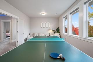 Luxury Home, 5BR, 4BT, Near Portland DT, Game Room, Nature Trails - 2