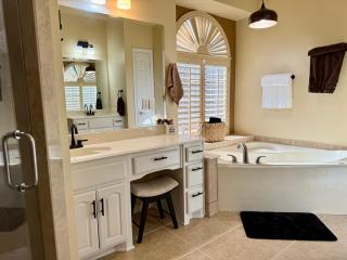 Luxury 5BR Retreat, Kid's Playroom! Near Lake Hubbard, Vineyard Views - Rowlett - 3