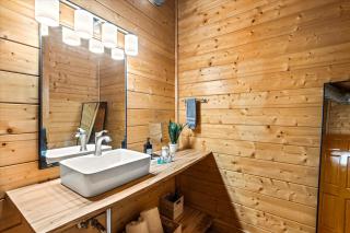 Lux 7BR Cabin, Pool, Hot Tub, Game Room, Dollywood for 24 - Sevierville - 3