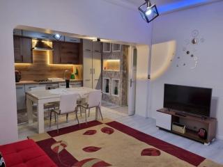 Stay in the best part of town - Eskiömerler - 1