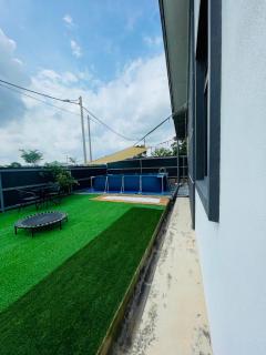 LNZ Pool Homestay Melaka - - 8