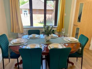 Comfy Chippenham Double Ensuite Home with Large Garden with Parking x 4 - - 7