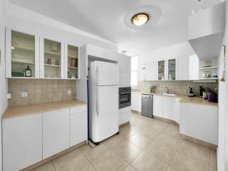 Elegant Beachside Apartment - 7