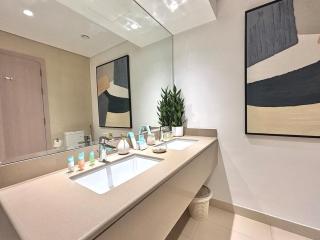 Luxury 4 Bedroom Apartment with Ferrari World and Sea Views, Yas Island Waterfront, Pool, Gym, Playground, Walk to Yas Mall - Abu Dhabi - 5