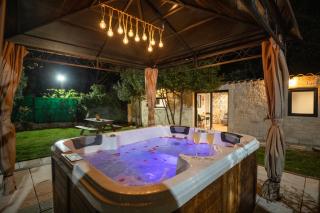 Ô Jacuzzi du Mazet - - 0