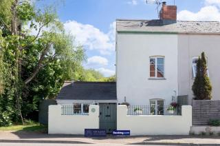 Charming 2-BR Cottage in Stonehouse with Courtyard Garden and Log Fire - 3