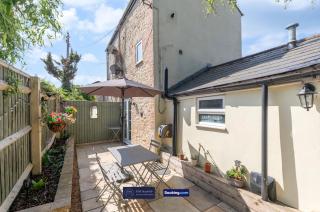 Charming 2-BR Cottage in Stonehouse with Courtyard Garden and Log Fire - 4