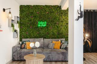 Jungle Saintaise - Coeur de ville, Calme, Tv 4K, Fibre, Netflix, Parking Surveillé Qpark 150m - 0