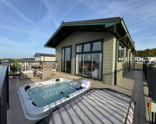 Victory Lodge with Hot Tub - 2 Bedroom - Sleeps 6 - Bron-Y-Wendon Holiday Park - Llanddulas - 9