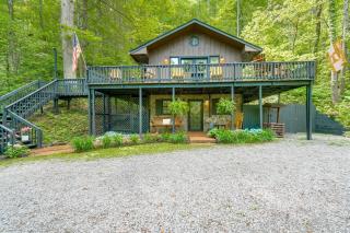 'Bear Acres Getaway' Cabin w/ Deck in Townsend! - 0