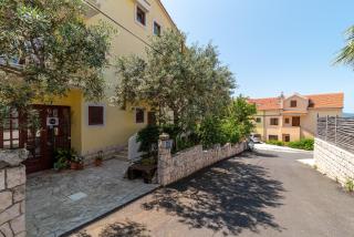 Apartments Anja with garden, balcony and sea view, 3 min walk to the beach - Trogir - 1