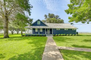 Pickleball Court and Pool Schulenburg Farmhouse - Schulenburg - 9