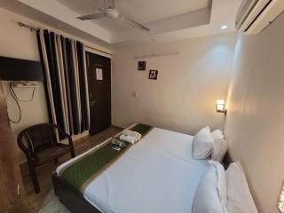 Stay Residency - Green Park Metro Station Gate no - 1 - 5
