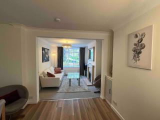 Charming 3-Bed Cottage - Private Garden & Parking - 8