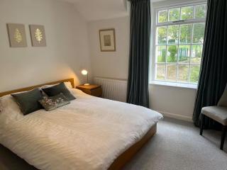 Charming 3-Bed Cottage - Private Garden & Parking - 4
