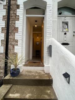 Charming 3-Bed Cottage - Private Garden & Parking - Torquay - 1