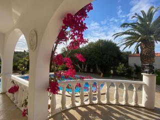 Studio de la Casa Paraiso avec, en plus, une terrasse privative extérieure semi couverte équipée d'un salon d'un coin repas d'une kitchenette, la grande piscine et les jardins sont partagés, à proximité des plages de FUSETA et de la RIA FORMOSA - Moncarapacho - 8