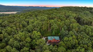 Secluded Mountain Lodge w King Beds Game Room Hot Tub Firepit 2 miles to Helen,GA - Sautee Nacoochee - 0