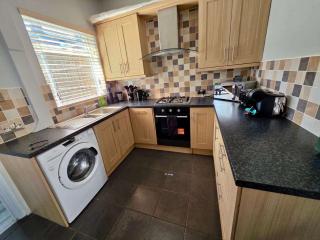 St Helens Central, 2 Bed , Long Stays OFFERS , Contractors , Relocations , Families , Sleeps 4 - Saint Helens - 3