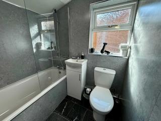 St Helens Central, 2 Bed , Long Stays OFFERS , Contractors , Relocations , Families , Sleeps 4 - Saint Helens - 1