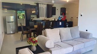 Modern Cozy 2 BR Apartment at The Vale Residence with Pool, Balcony, 5 Minutes walk to the Beach! - Mombaça - 0