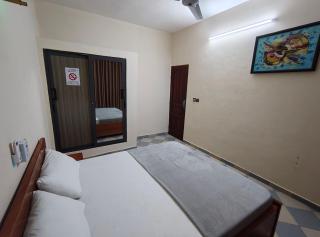 Executive Queen Size Room Saloon In Cotonou Benin - 4