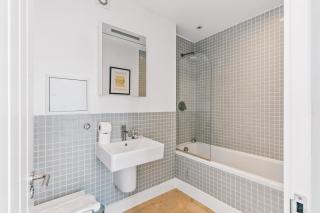 Modern 2BR Apartment with Lift Access Prime Central London Location - 2