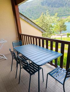 Appt T3 calme bord du lac avec piscine - 8